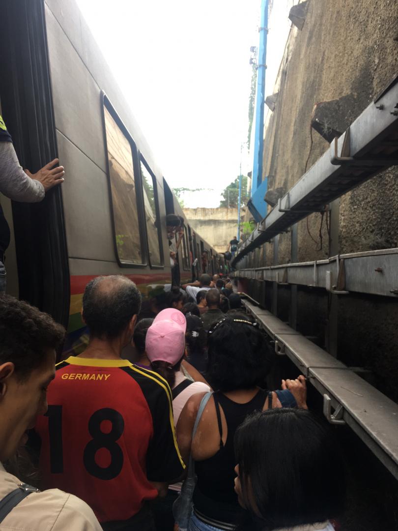 Usuarios del Metro de Caracas caminan por los rieles ante FUERTE retraso de los trenes (Fotos)
