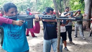 Así entrenan guerrilleros chavistas a civiles en el manejo de armas en la frontera entre Venezuela y Colombia