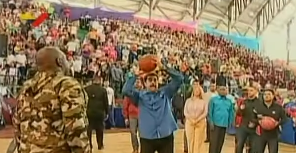 ¡Na´guará de chucuto!… Así como lleva al país, Nicolás juega baloncesto (VIDEO + AYUDAÍTA)