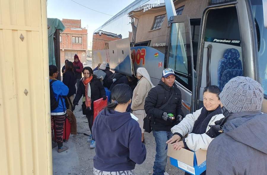 Gobierno chileno traslada a venezolanos varados en la frontera hasta consulados en Perú y Bolivia