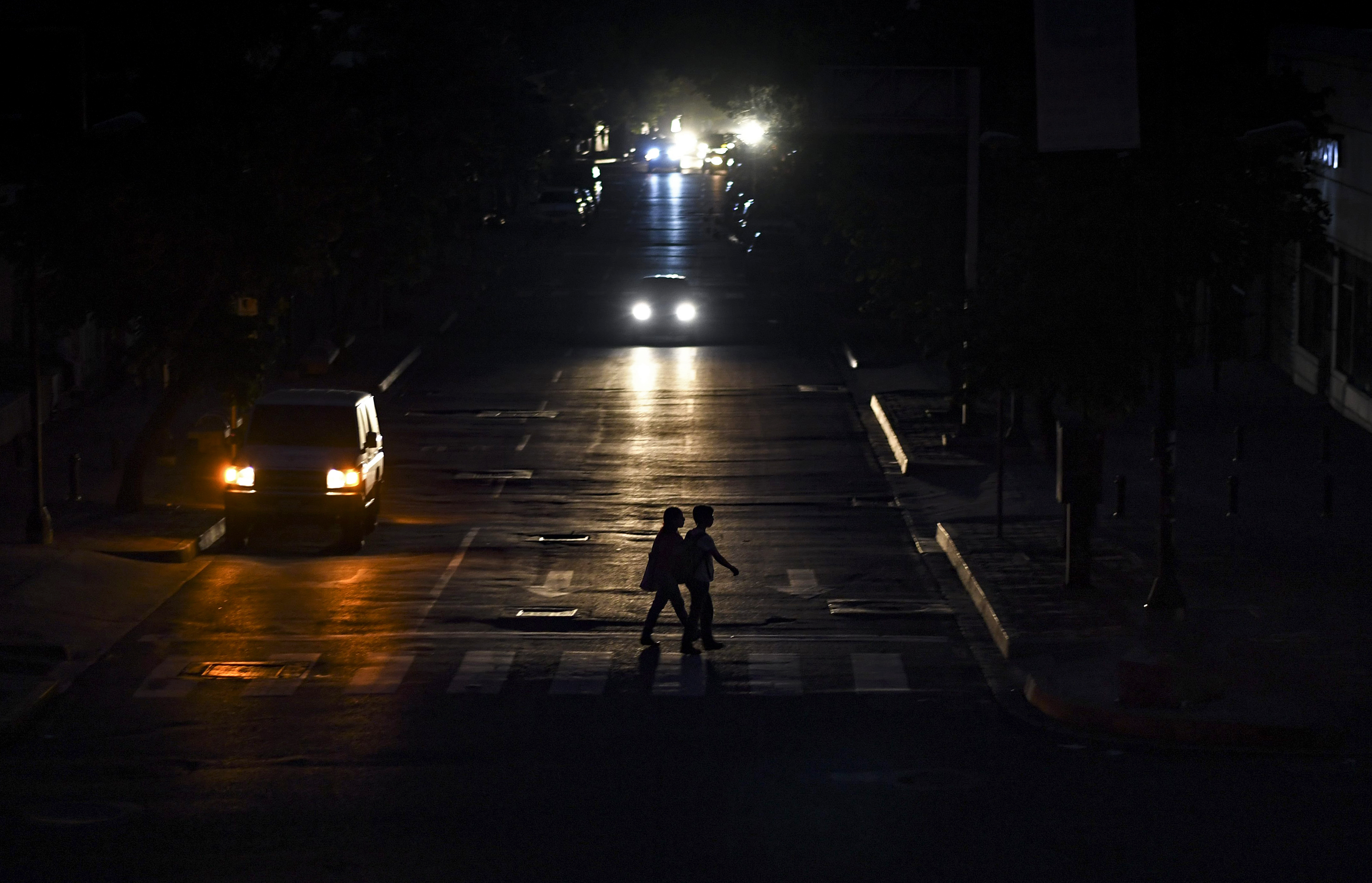 EN FOTOS: La noche venezolana vuelve a depender de las velas en nuevo apagón masivo