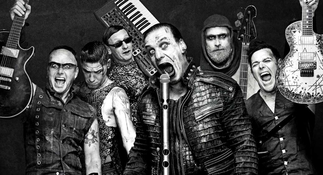 Miembros de Rammstein se besan en Moscú para desafiar la ley anti Lgbt+ rusa