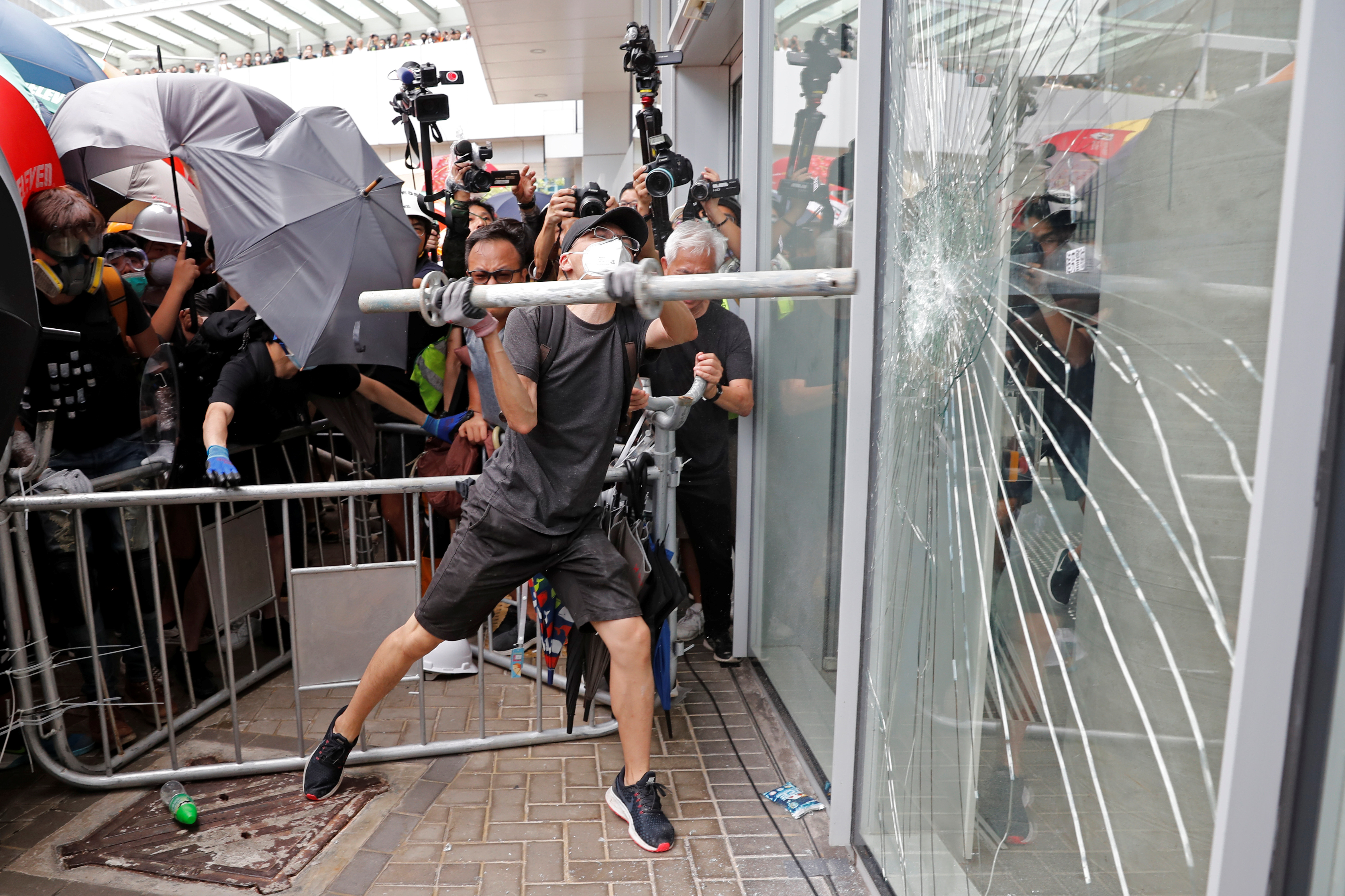 Manifestantes tratan de entrar en el Parlamento durante protesta en Hong Kong (Fotos)