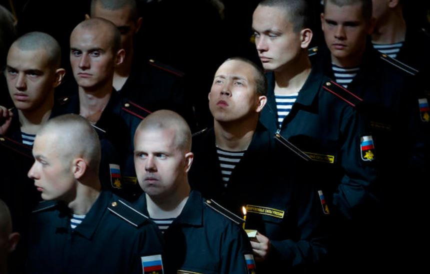 Marinos rusos brindan tributo a los caídos en el Losharik