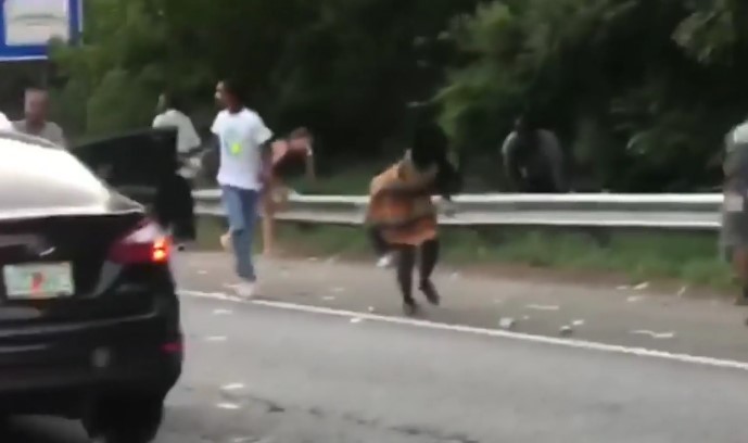 Una lluvia de dólares, la reacción de la gente y el reclamo de la policía en una autopista de EEUU: “¡Devuelvan el dinero!”