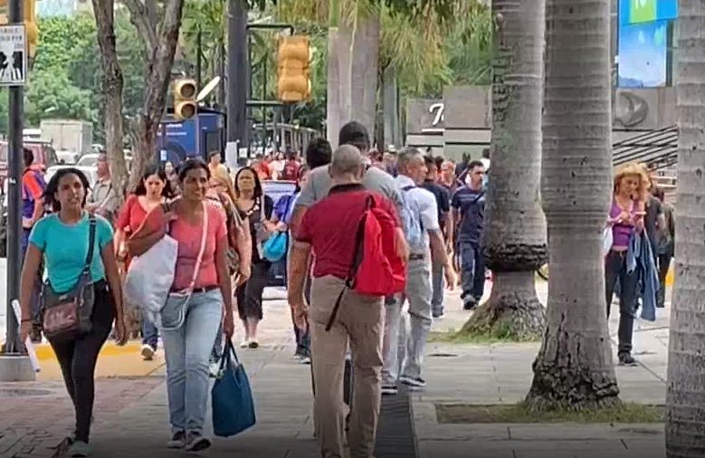 En Video: Caraqueños caminan en masa antes que los atrape la oscuridad del nuevo apagón