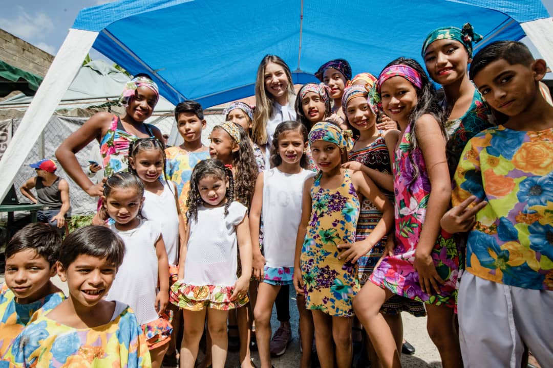 Niños del sector Los Picapiedra celebraron el Día del Niño junto a Fabiana Rosales