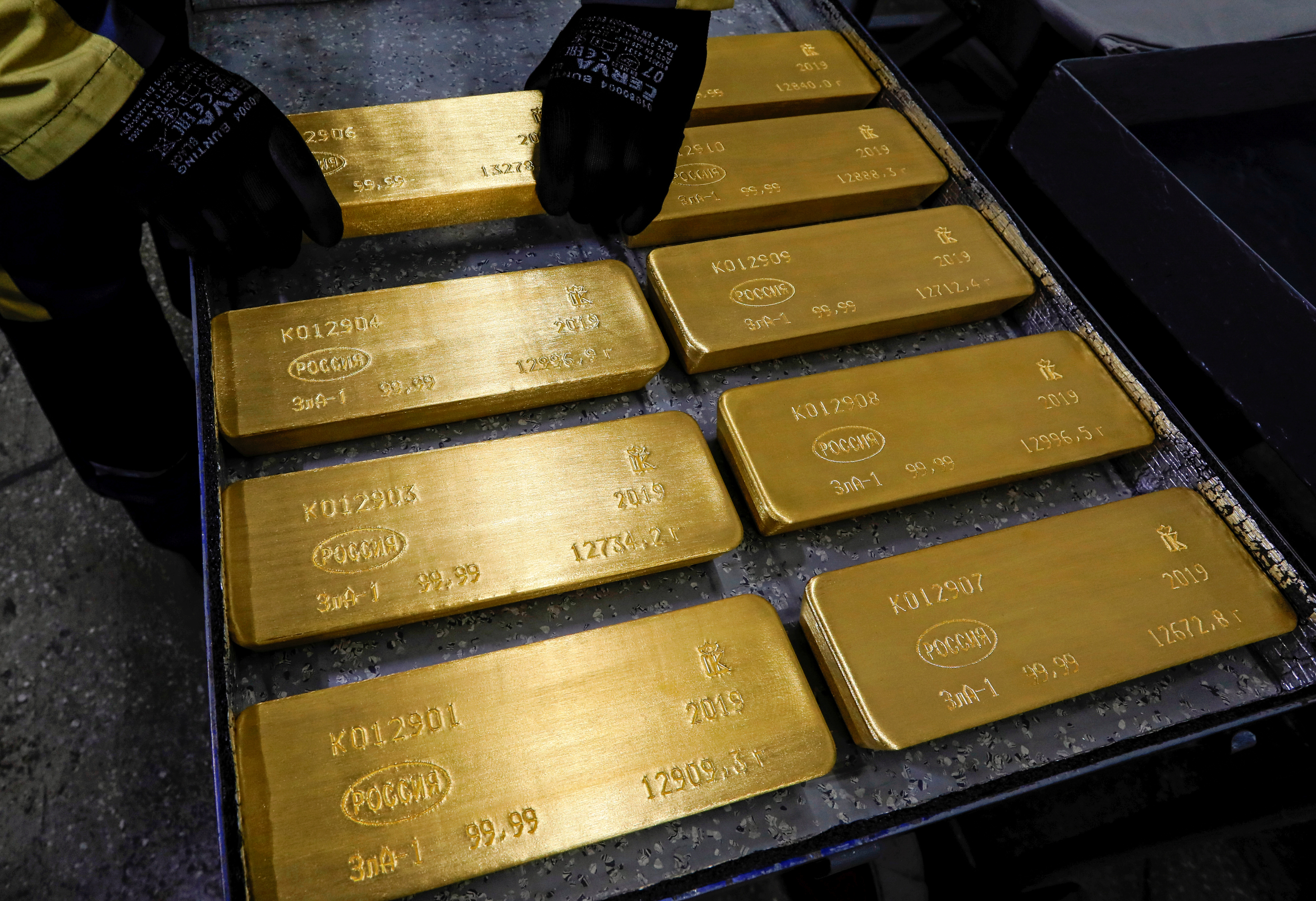 El oro supera la barrera de 1.800 dólares por onza por primera vez desde 2011