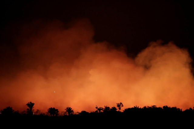 El humo se agita durante un incendio en un área de la selva amazónica cerca de Humaita, estado de Amazonas, Brasil, Brasil, 17 de agosto de 2019. Fotografía tomada el 17 de agosto de 2019. REUTERS / Ueslei Marcelino