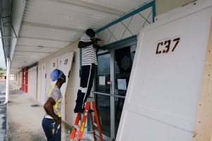 El “catastrófico” Dorian encara Bahamas como huracán de categoría 5
