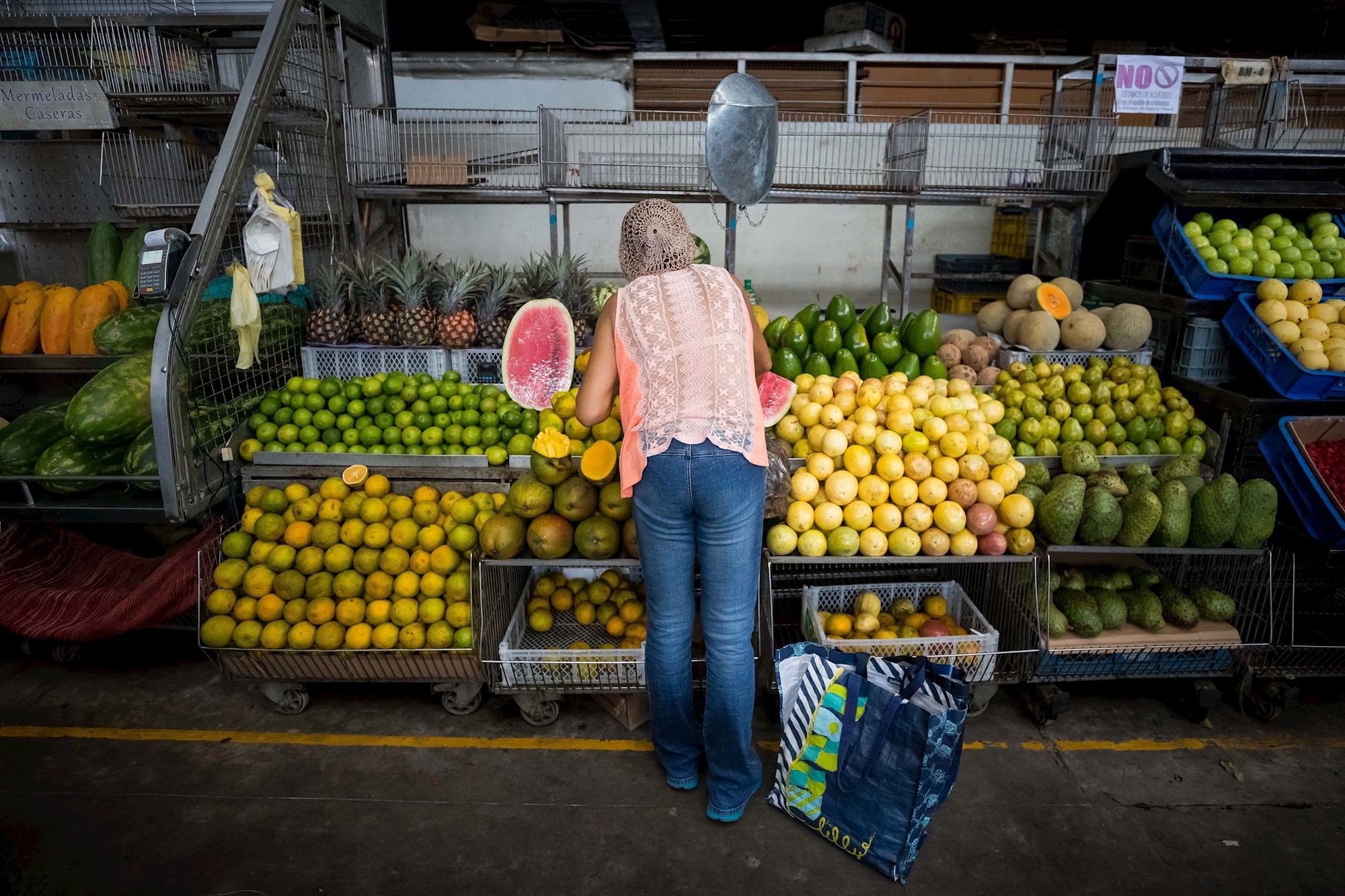 Amas de casas compran alimentos con remesas porque el sueldo no alcanza