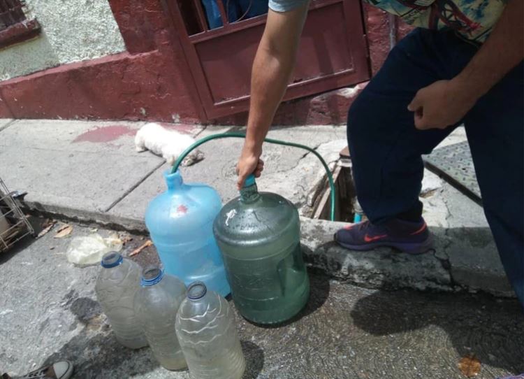 Caraqueños reciben agua sólo 44 horas a la semana