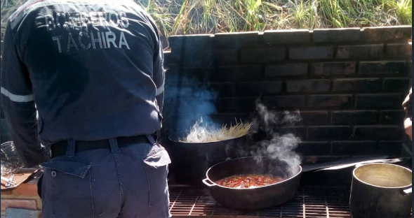 Ya no apagan las llamas, ahora los bomberos en Táchira prenden leña por falta de gas (FOTO)