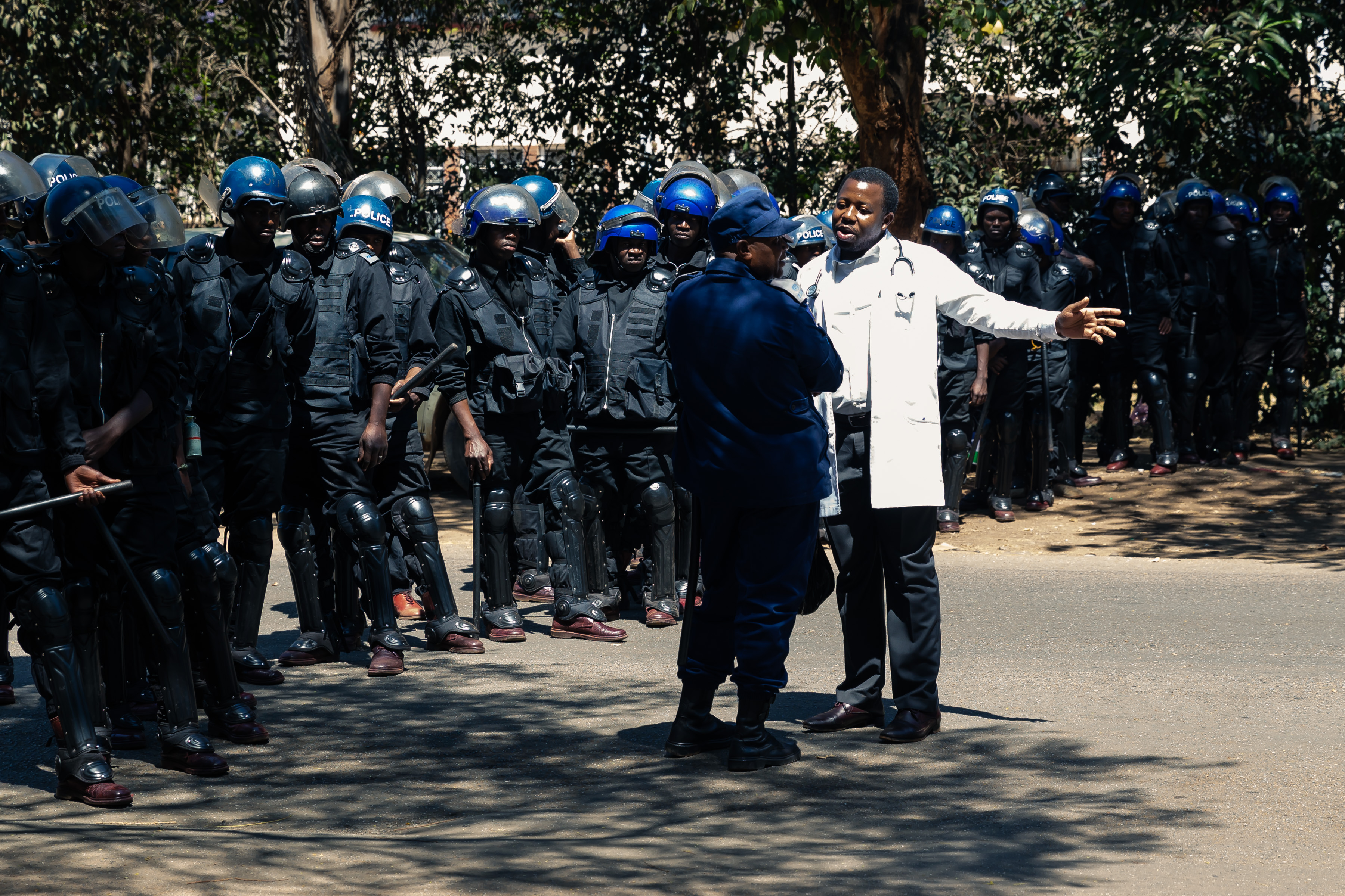 En Zimbabue aplican cacería de brujas a quien se atreva a criticar al régimen