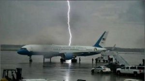 Un rayo cae muy cerca del avión presidencial de Trump (Foto)