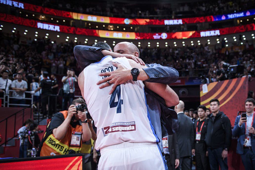 Imperdible: El emotivo abrazo de Luis Escola y  Manu Ginóbili tras el triunfo argentino (VIDEO)