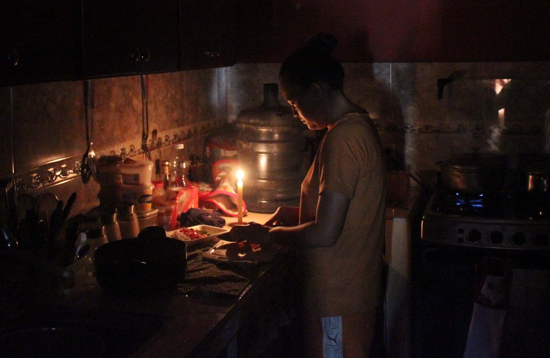 Zulia: El “calorón” y la oscuridad tienen a la gente de Villa La Concepción pasando “roncha”