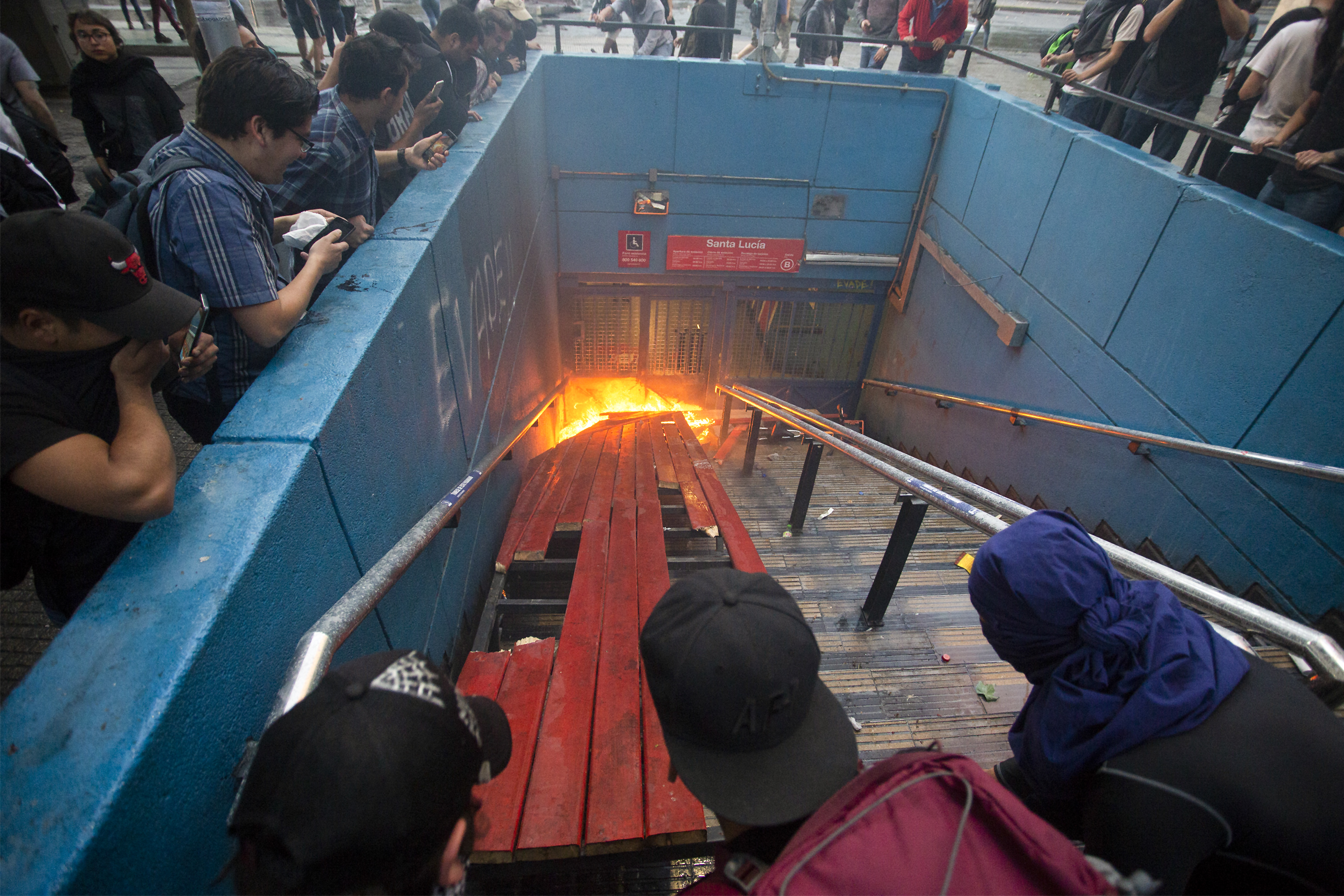 Diputados de Chile aprueban proyecto para anular el alza a tarifa del metro