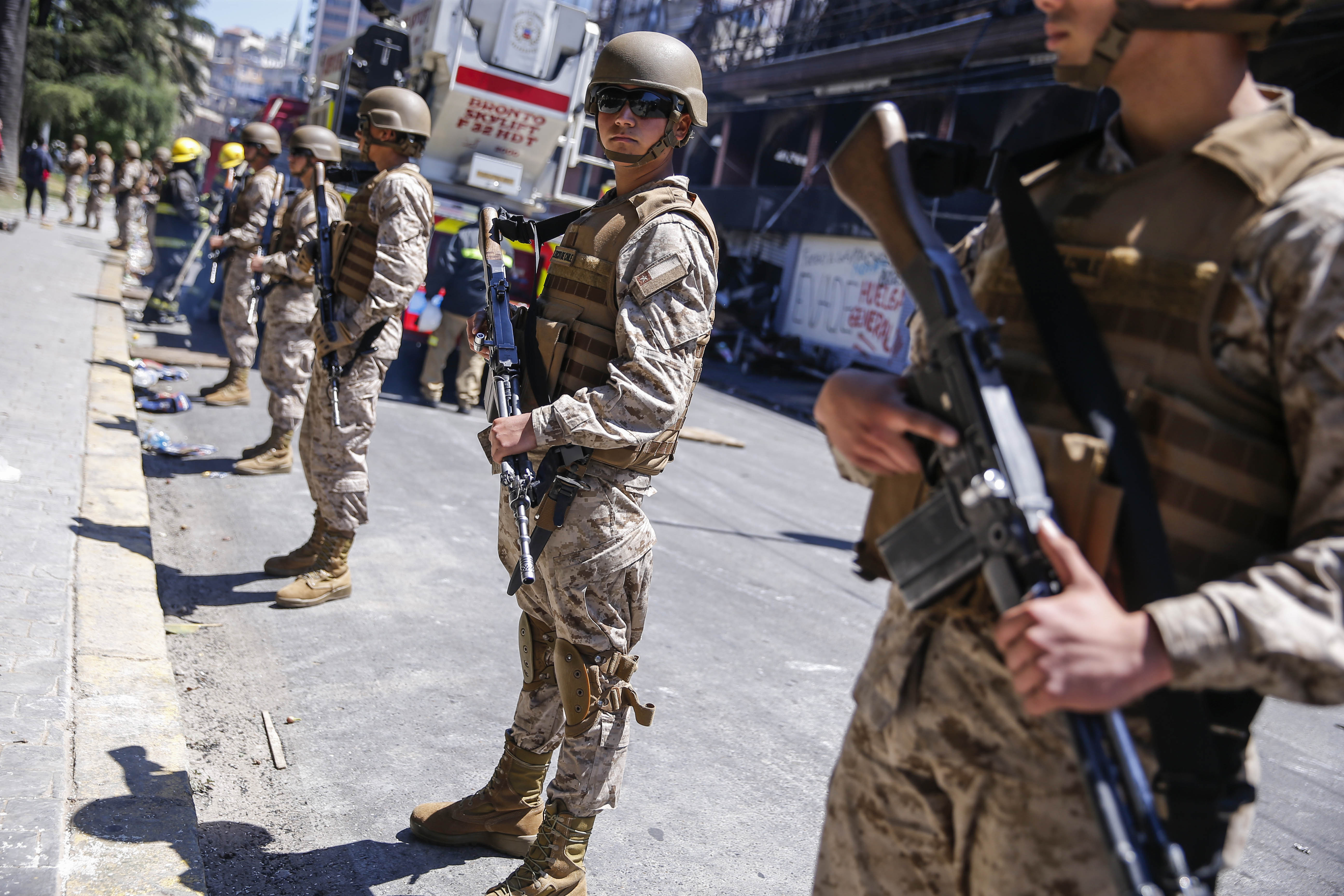 Militares atentos ante nueva jornada de protestas y vandalismo en Chile (Fotos)