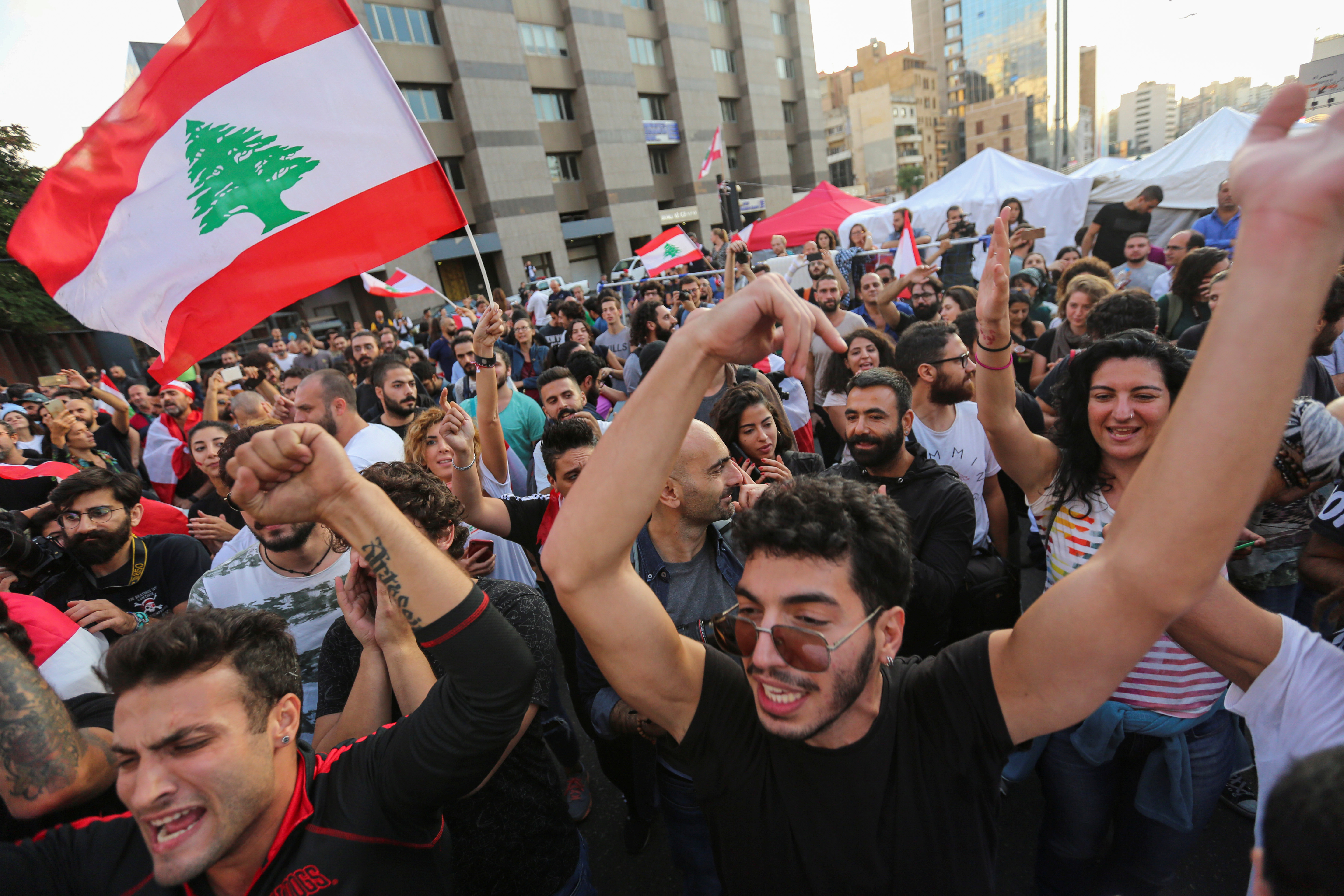 Cae el gobierno libanés tras 13 días de protestas en las calles