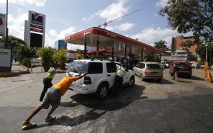 Sin garantía alguna, venezolanos permanecen en colas interminables para echar gasolina (Videos)