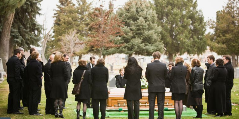 El funeral más loco del mundo: Todo terminó mal cuando en vez de café repartieron cannabis