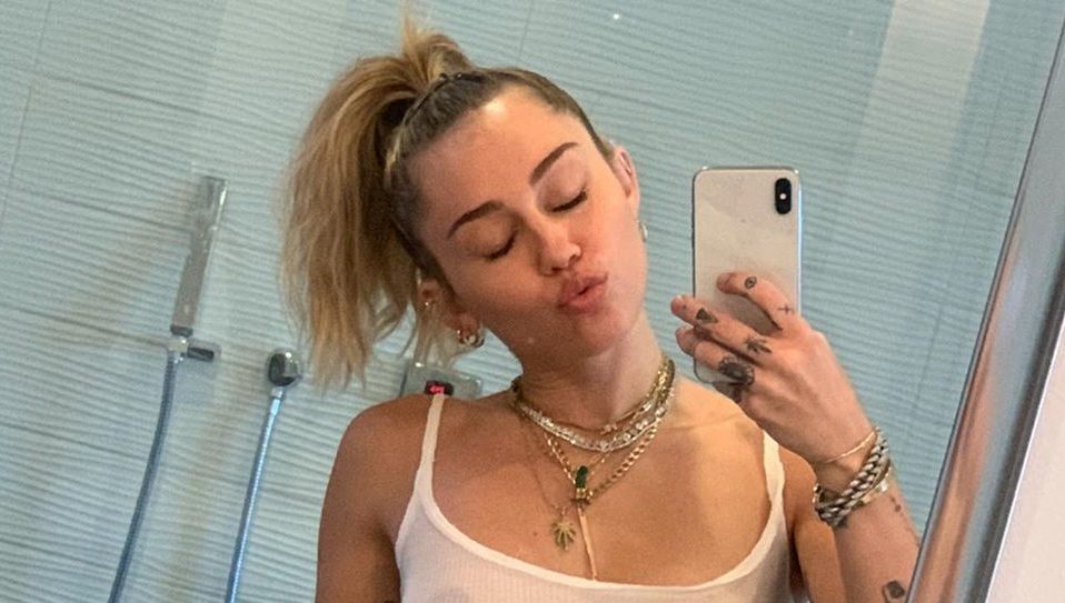 ¡Antes que Instagram lo elimine! Mira la camiseta transparente de Miley Cyrus que dejó al descubierto sus pezones