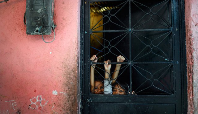 Sin patria, sin casa y sin escuela: El calvario de los niños venezolanos que huyeron a Colombia
