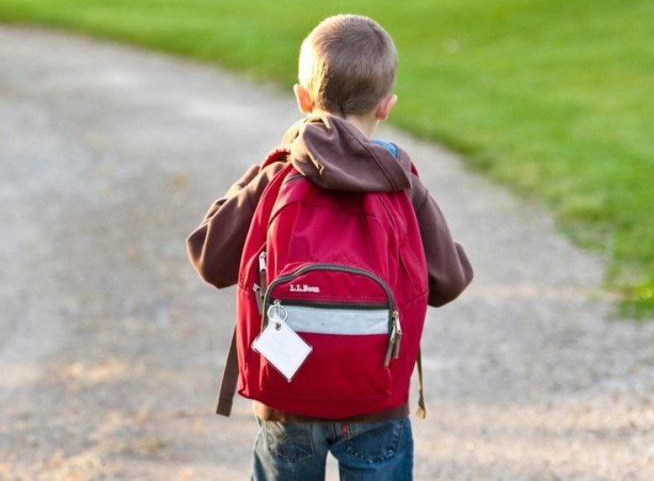 Niño lleva heroína a la escuela y afirma que cuando la prueba se siente como “Spiderman”