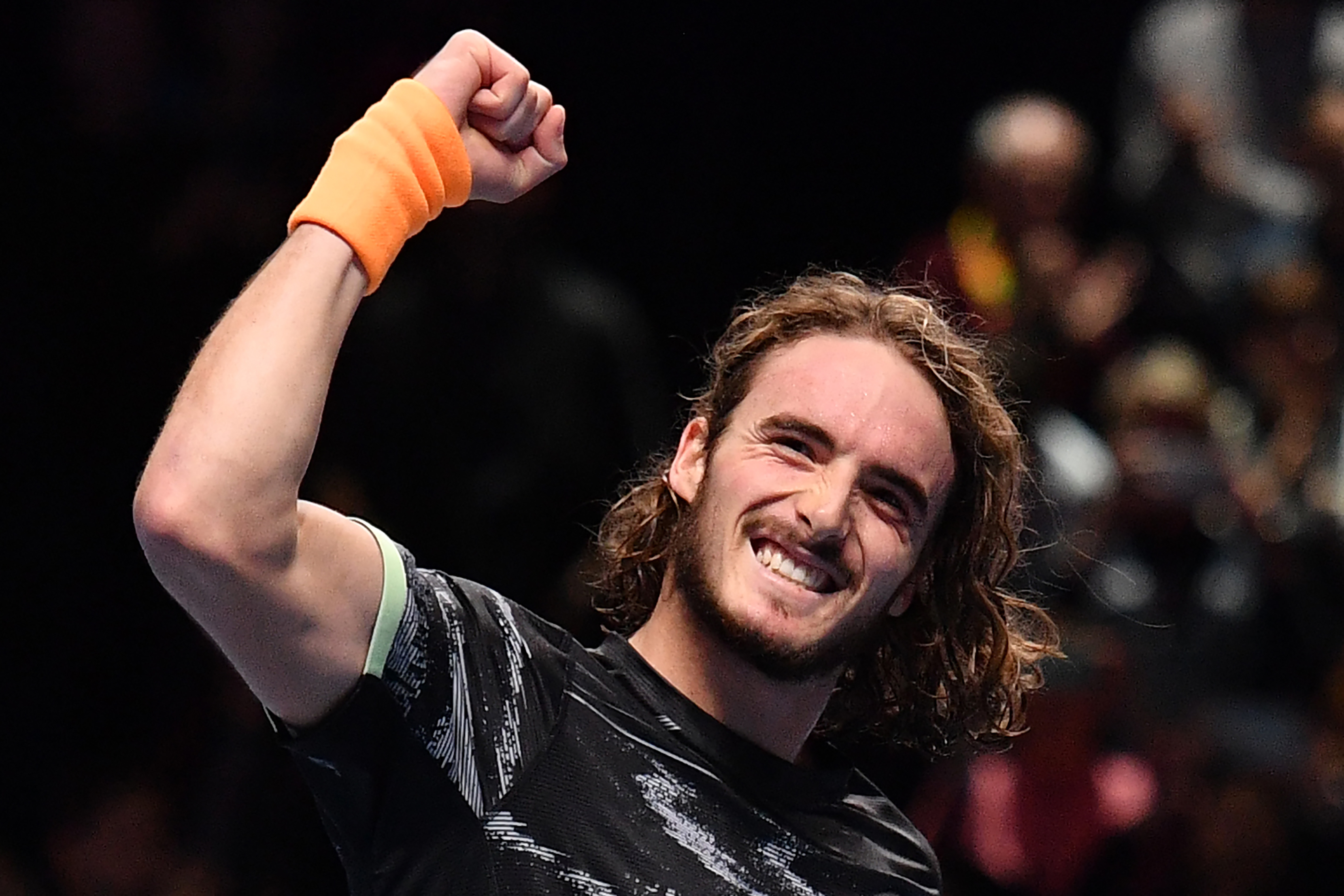 Tsitsipas eclipsa a Federer y alcanza la final del Masters