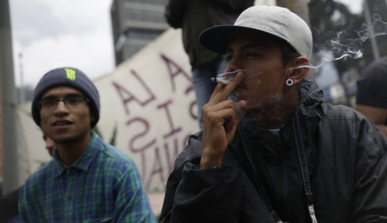 Ley prohíbe en Colombia consumo de drogas y licor en espacio público