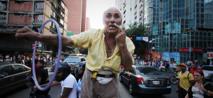 Desmienten que vehículo arrollara al señor del hula-hula del centro de Caracas (Video)