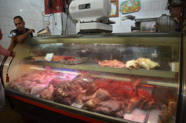 Venta de carne y pollo bajó este mes