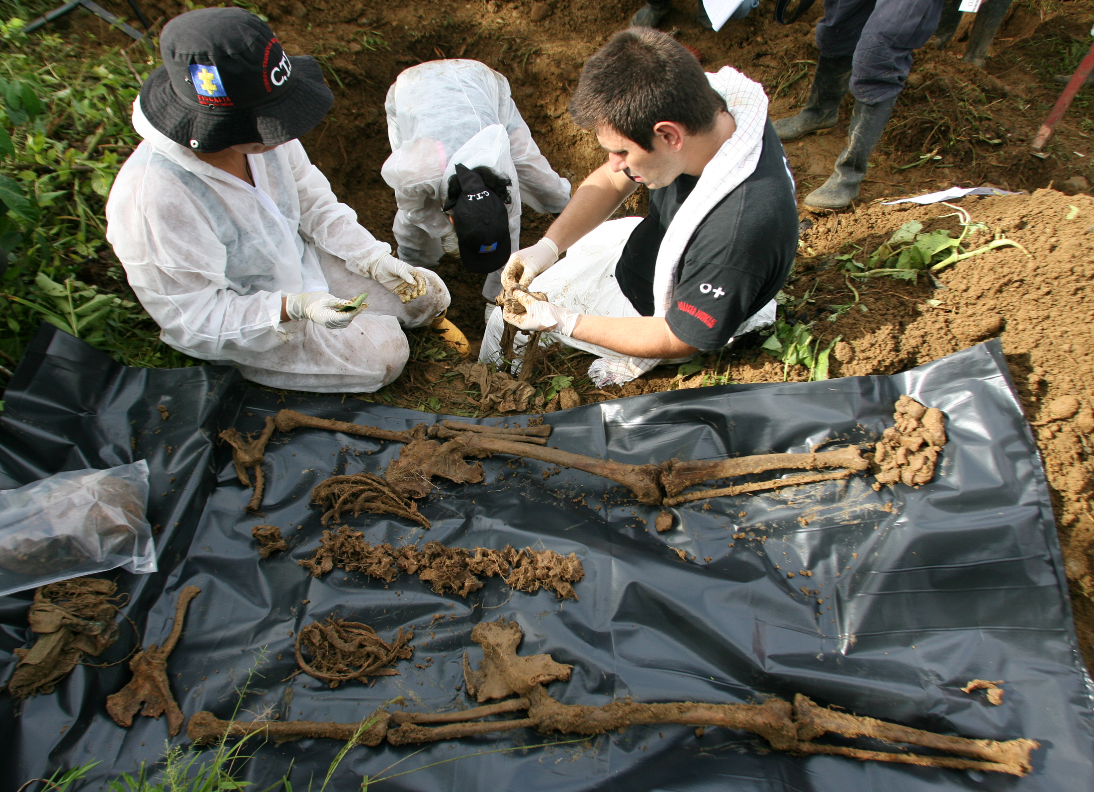 Colombia remueve fosa en búsqueda de 50 víctimas de ejecuciones extrajudiciales