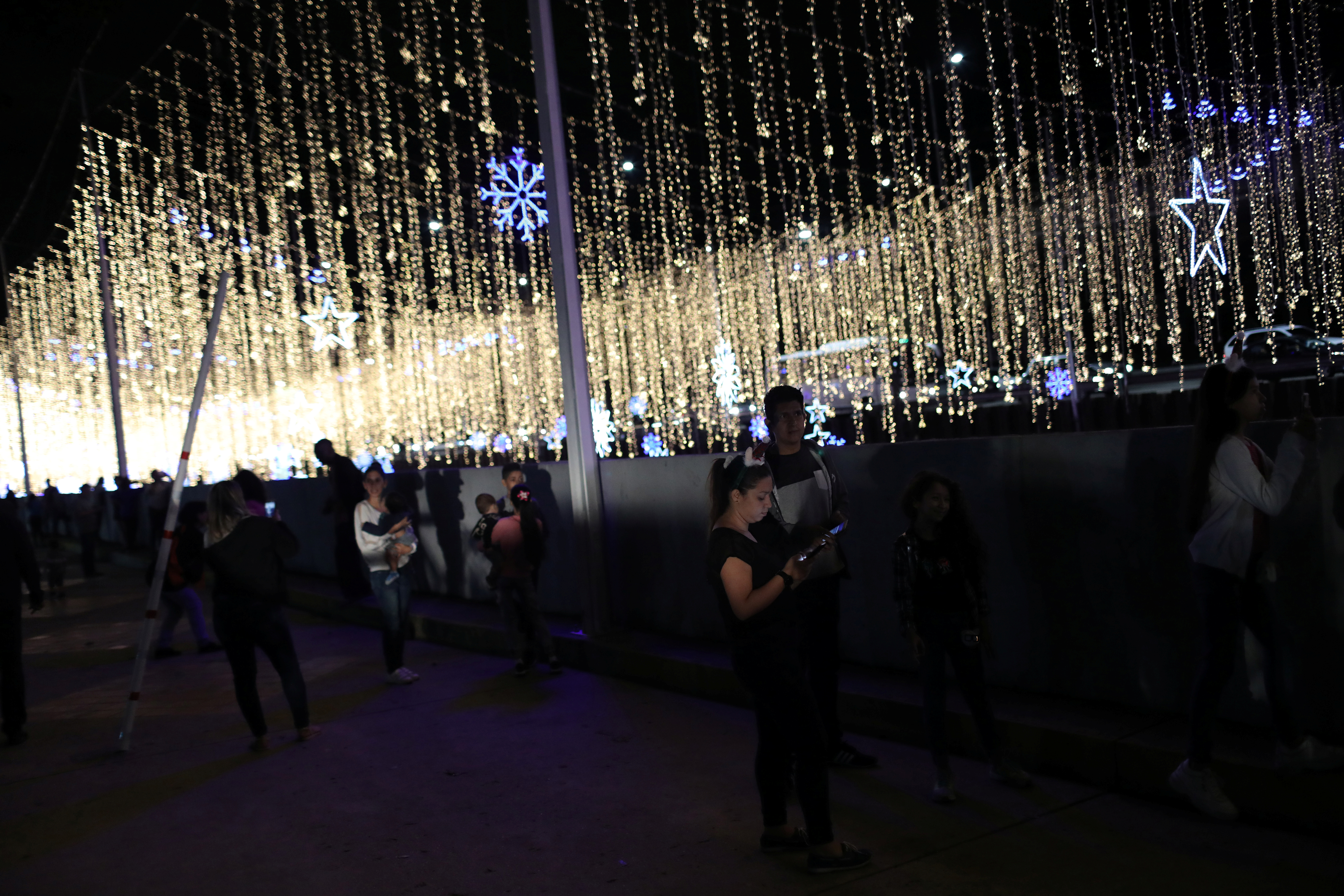 Luces, selfis y arbolitos de pino en una Caracas reanimada por la Navidad