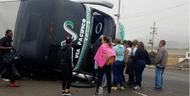Venezolanos resultaron heridos al volcarse un bus vía Chiclayo, Perú