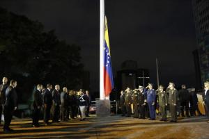 Con izada de bandera en nocturnidad el régimen inicia conmemoración por 189 años de la muerte del Libertador
