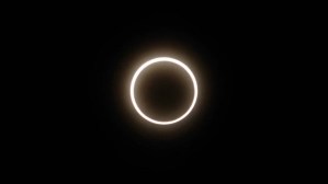 Cómo y dónde ver el último eclipse solar de la década