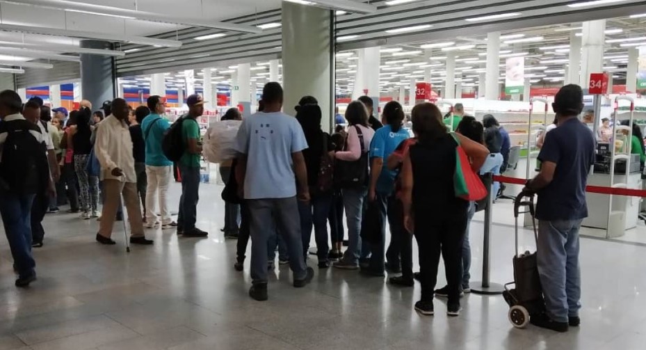 Así están las colas en Caracas para canjear el “medio petro-regalo” de Nicolás #27Dic (Foto)