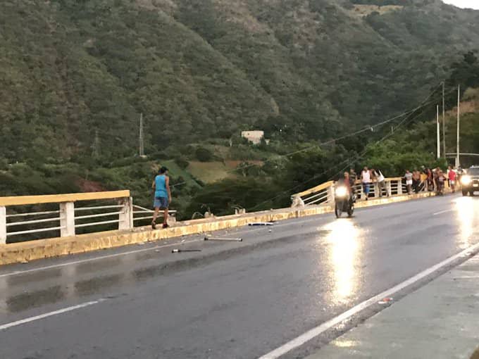 Tres funcionarios de la GNB fallecen tras caer vehículo al vacío en viaducto de la autopista Caracas-La Guaira #1Dic