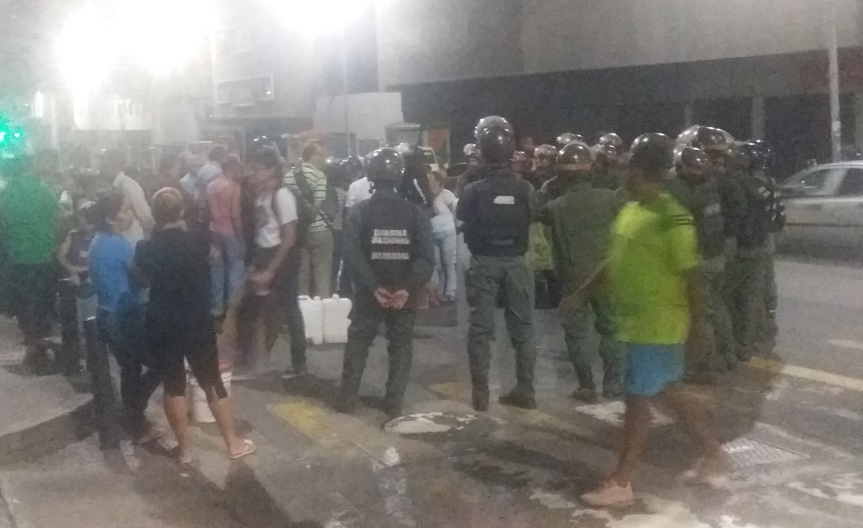 Vecinos protestaron en la avenida Urdaneta este #5Dic luego de un mes sin agua (Fotos)