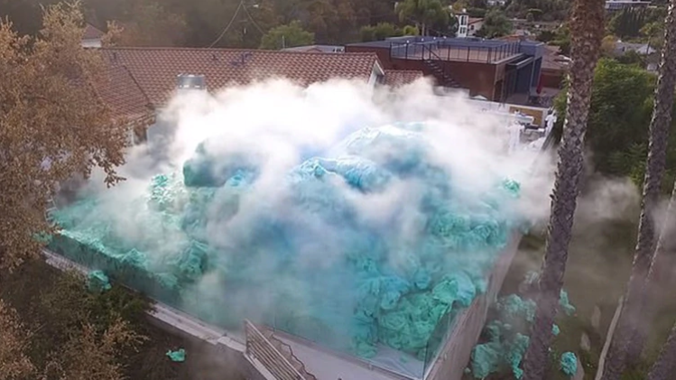 En Video: El instante en el que un VOLCÁN de espuma gigante explotó en un patio de California