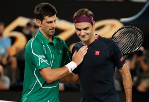 Djokovic vence a Federer en Australia y está a un paso de “quitarle” el número uno a Nadal