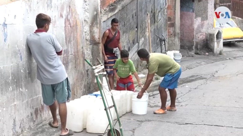 “Pimpineros”: El oficio de cargar agua en la Venezuela de los servicios públicos colapsados (Video)