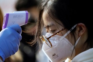 China confía en tener la epidemia del coronavirus bajo control a finales de abril