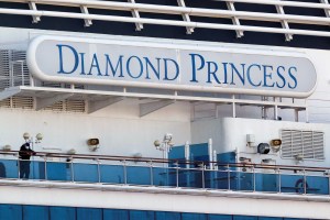 Desembarcan primeros tripulantes del Diamond Princess afectado por coronavirus en Japón
