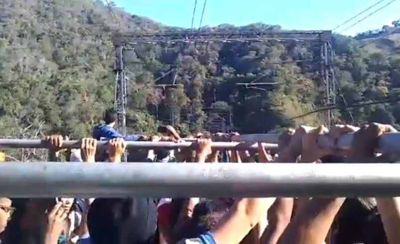 El ferro “convertible”: Se fue la luz y trasladaron a la gente de Caracas a Charallave en un carro de carga (VIDEO)