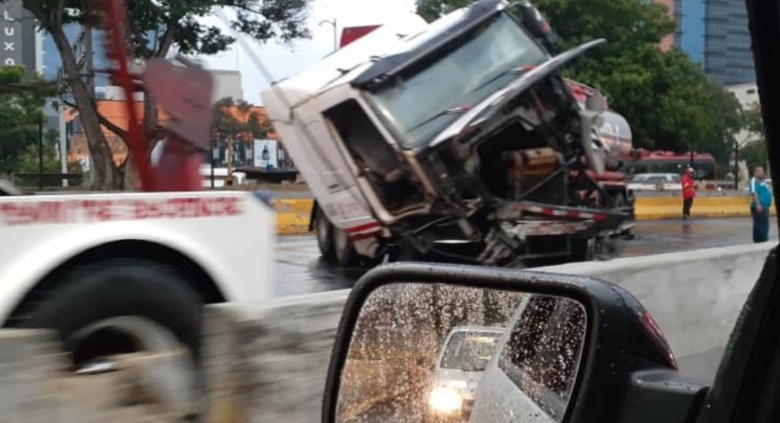 Trancada la autopista Francisco Fajardo sentido Este por una gandola volteada en Las Mercedes #18Feb (Foto)