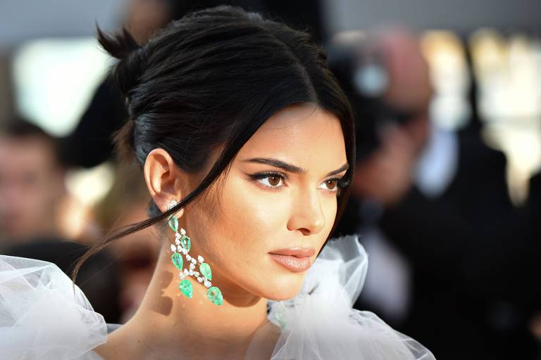 Kendall Jenner apareció en topples en la portada de una revista 