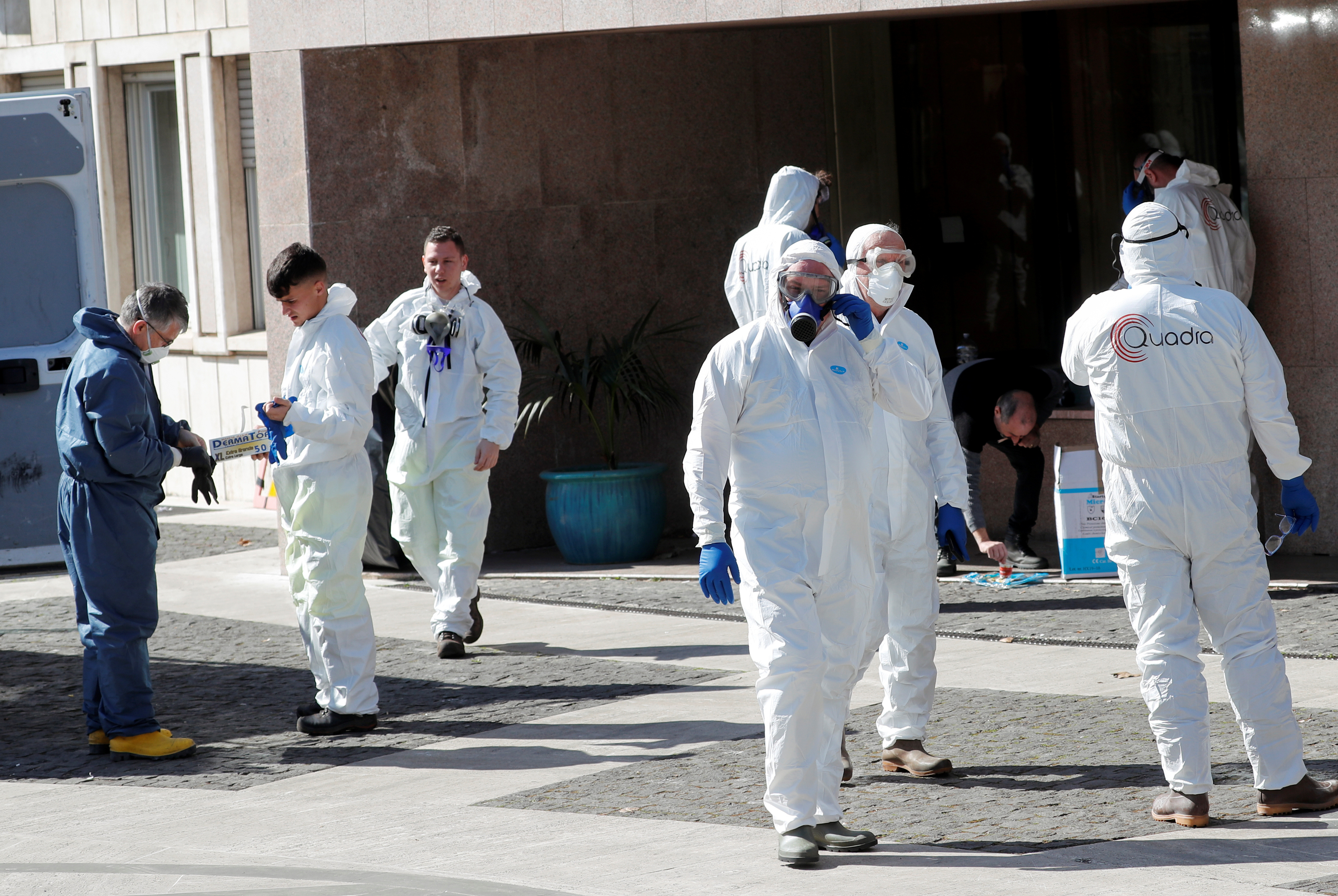 La policía italiana recicla las botellas de oxígeno de las víctimas del virus